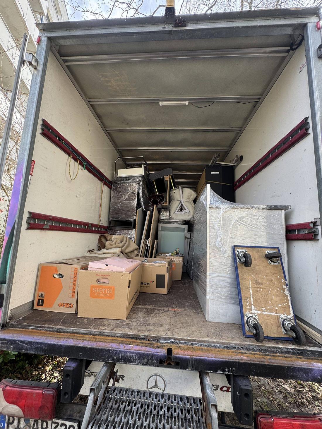 Sauber beladener Transporter von Memo Transport